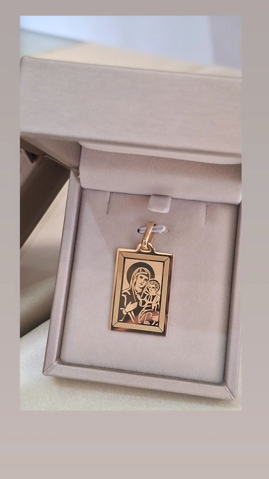 Zlatni privezak gravura Bogorodica