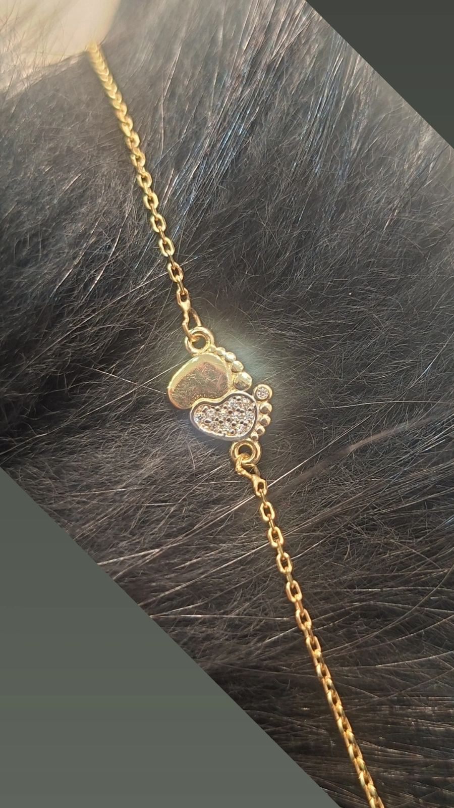 Zlatna narukvica beba stopalo