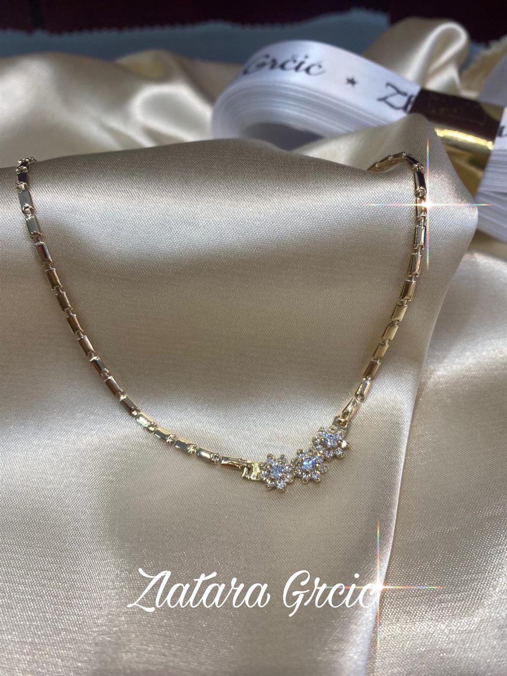Zlatna ogrlica sa cvetnim cirkonima