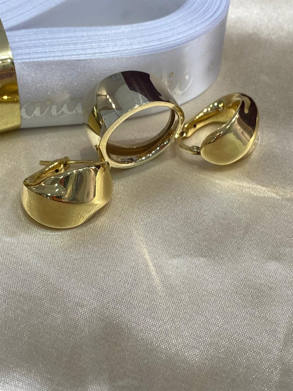 Zlatni masivni set minđuše i prsten