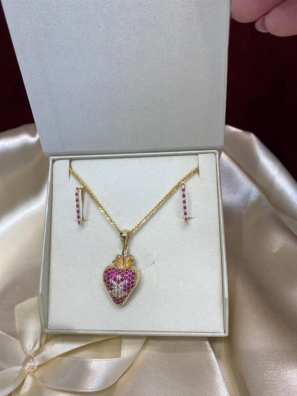 Set srce sa rubinima ogrlica i minđuše